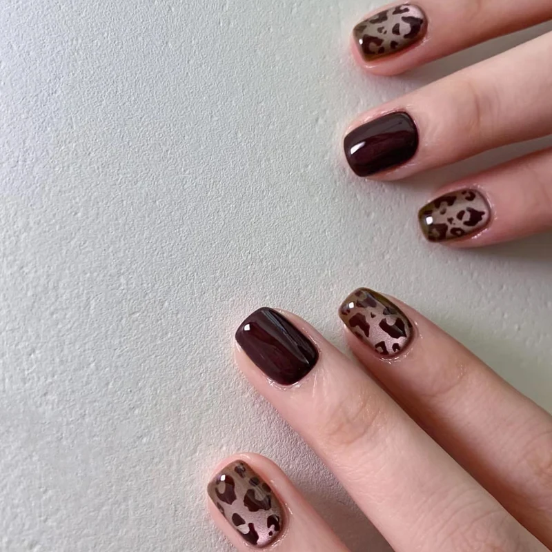Trendige Stiletto-Nägel Karnz