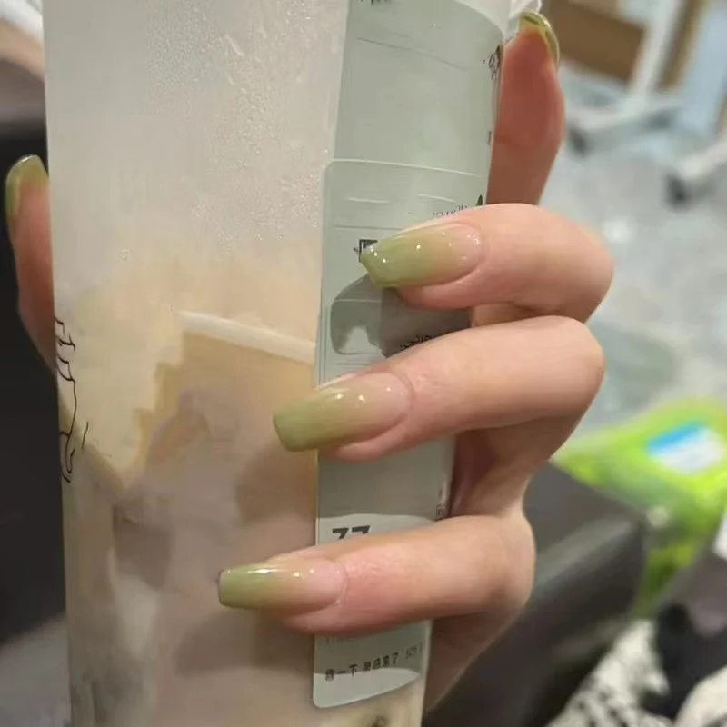 Trendige Stiletto-Nägel Karnz