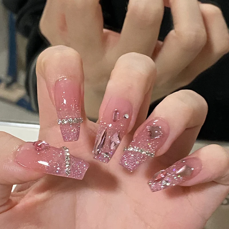 Trendige Stiletto-Nägel Karnz