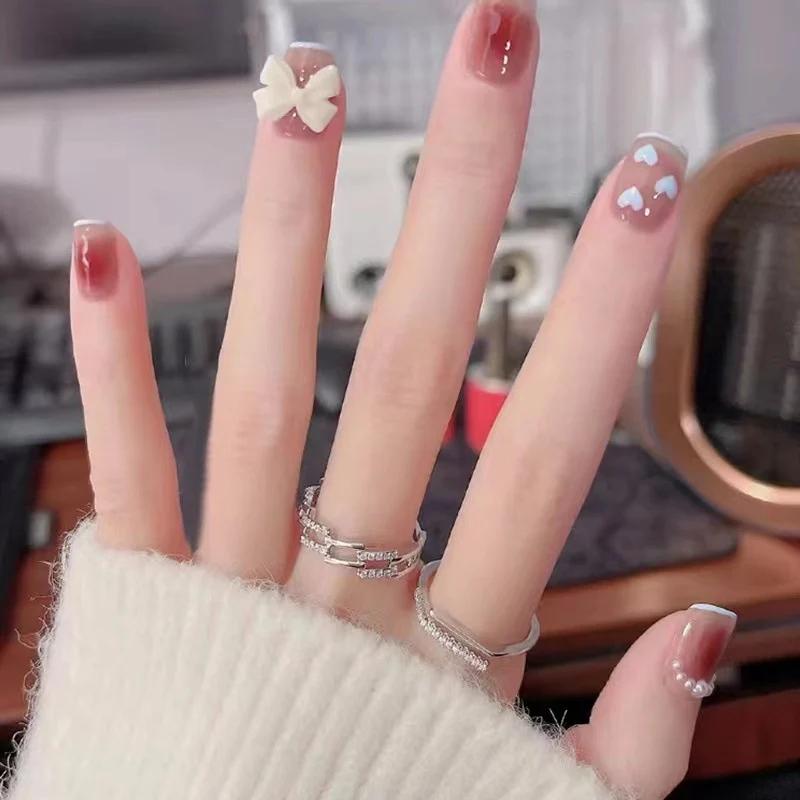 Kunstvolle und elegante Nagelkunst mit Schleifen-Akzenten Karnz