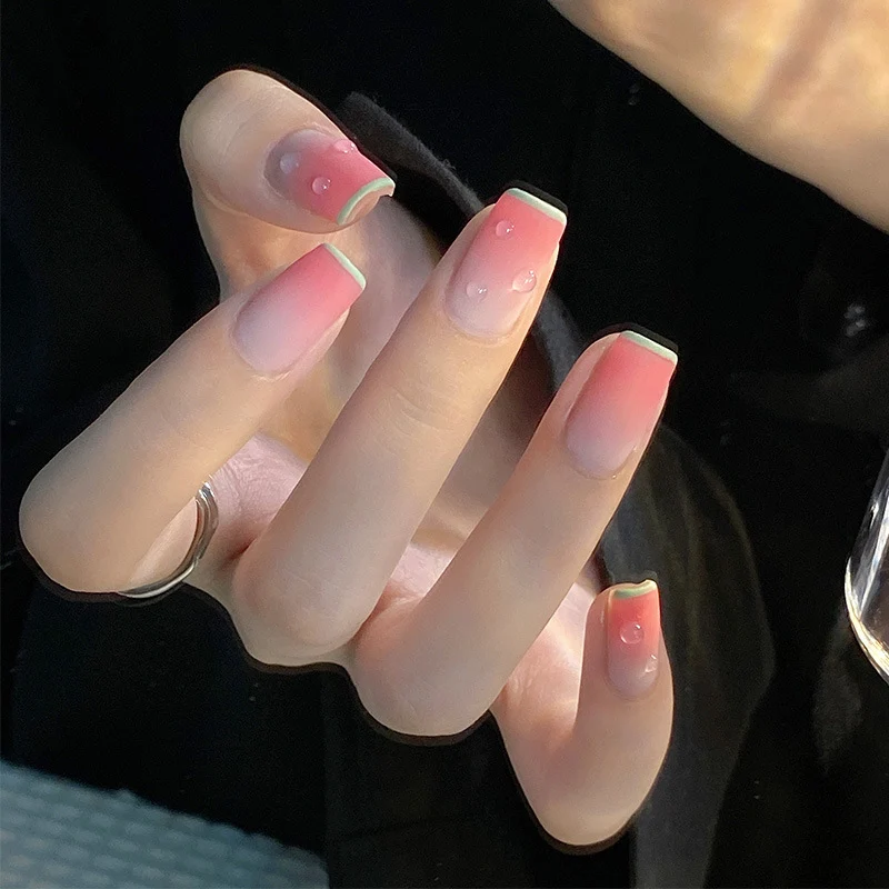 Kunstvolle und elegante Nageldesigns Karnz