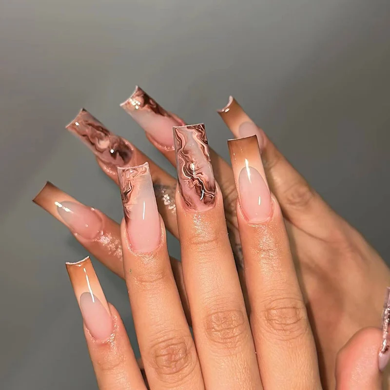 Kunstvolle und elegante Gelnägel Karnz