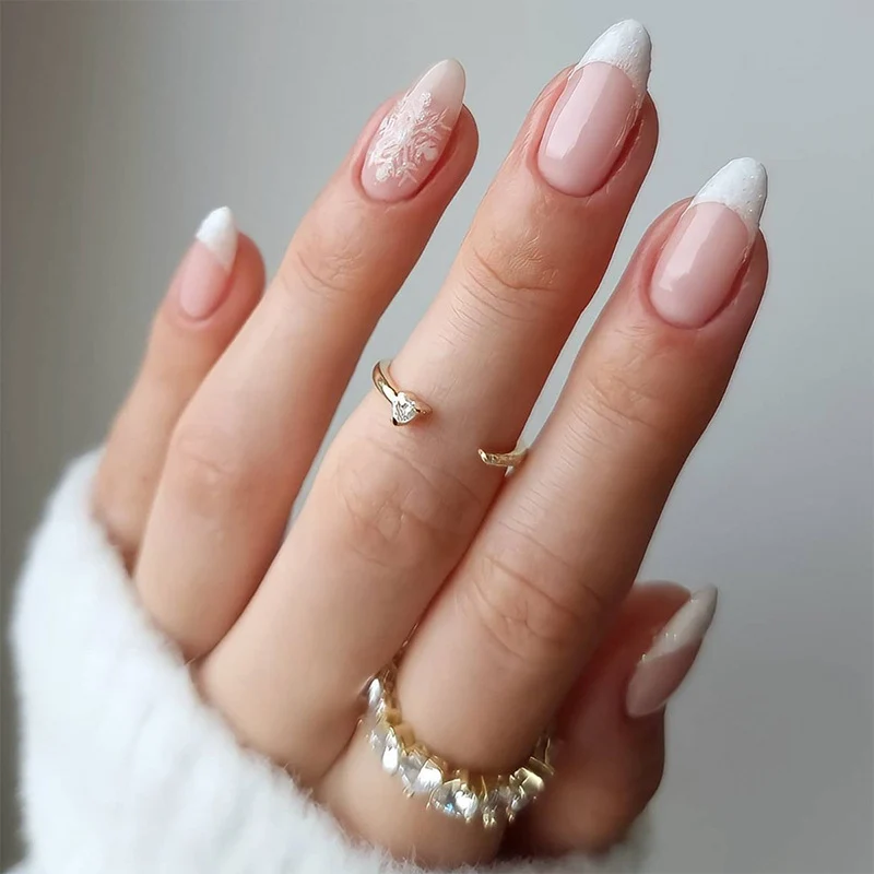 Kunstvolle Stiletto-Nägel mit herzförmigen Akzenten Karnz