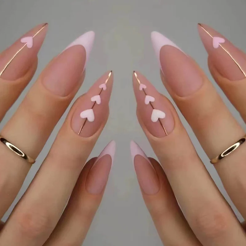 Kunstvolle Stiletto-Nägel mit herzförmigen Akzenten Karnz