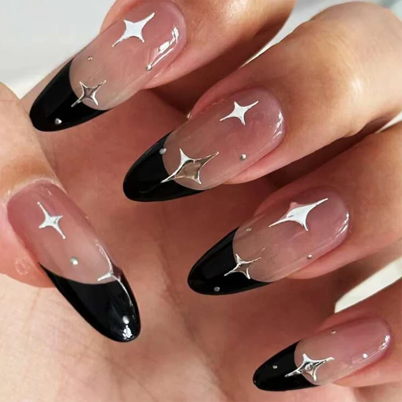 Kunstvolle Stiletto-Nägel mit herzförmigen Akzenten Karnz