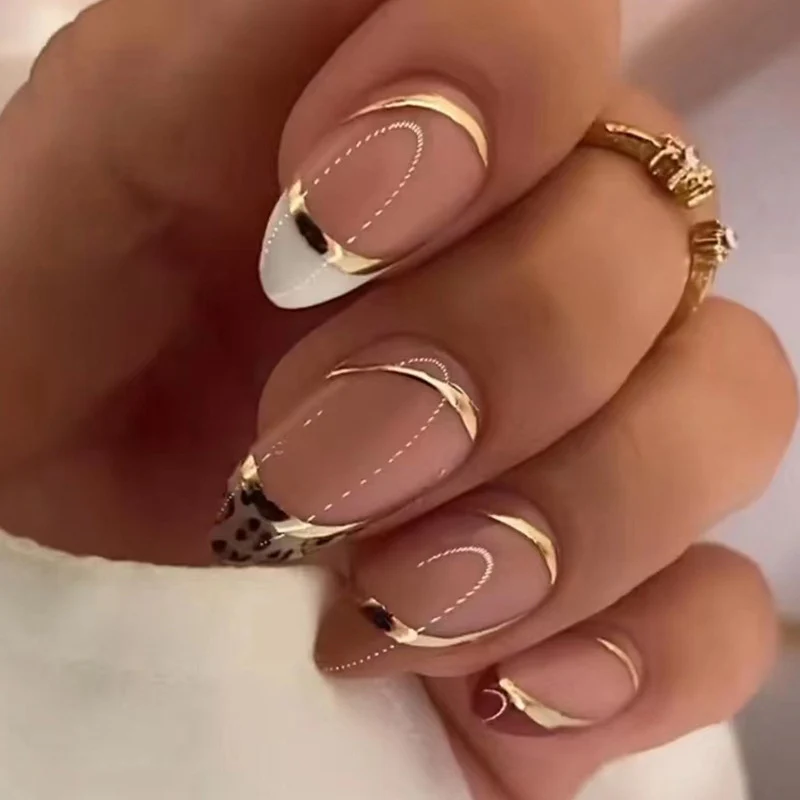 Kunstvolle Stiletto-Nägel mit herzförmigen Akzenten Karnz