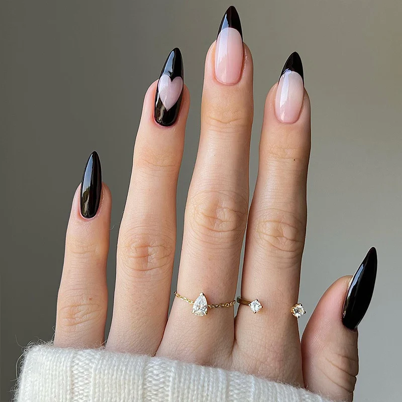 Kunstvolle Stiletto-Nägel mit herzförmigen Akzenten Karnz