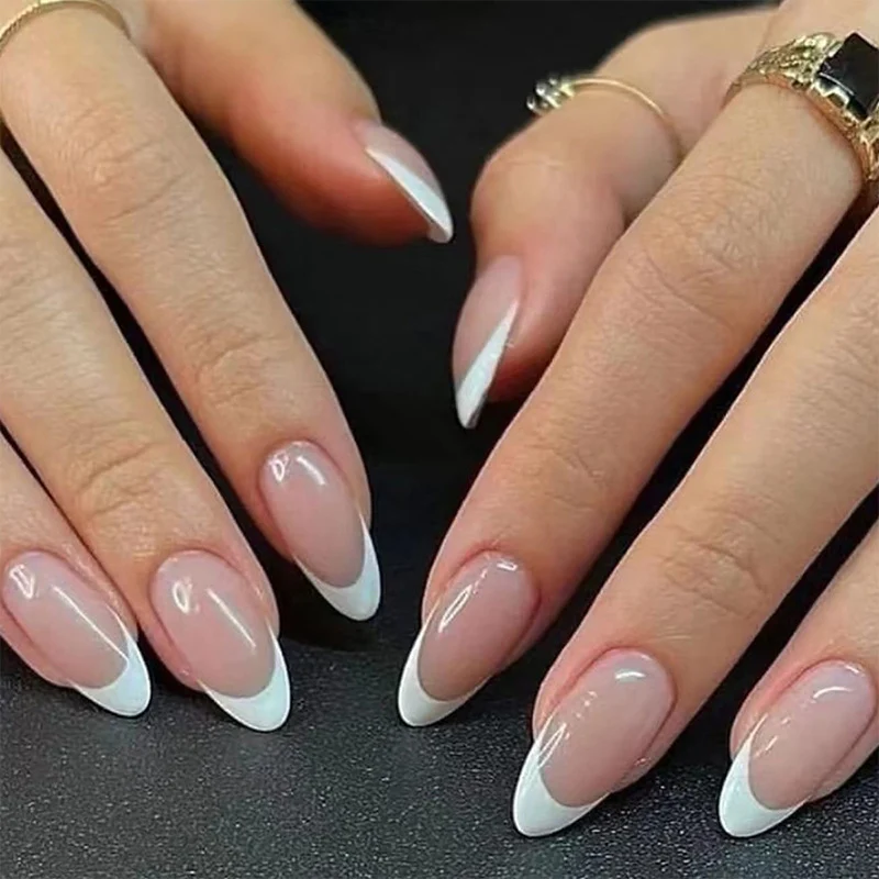 Kunstvolle Stiletto-Nägel mit herzförmigen Akzenten Karnz