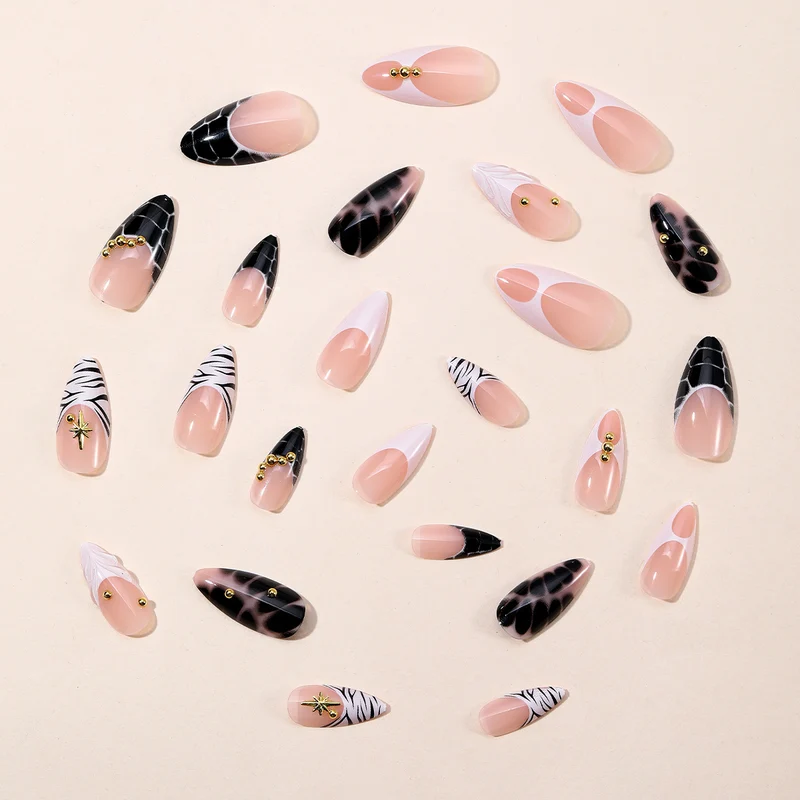 Elegante Stiletto Nagelkunstverlängerungen mit geometrischem Design Karnz