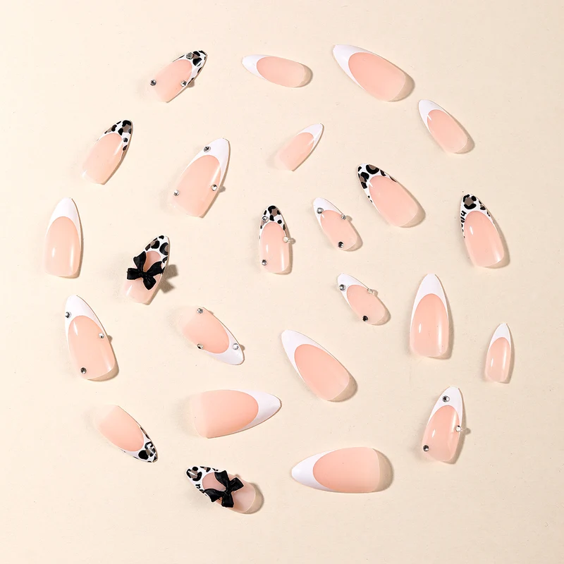 Elegante Stiletto Nagelkunstverlängerungen mit dekorativen Schleifen Karnz
