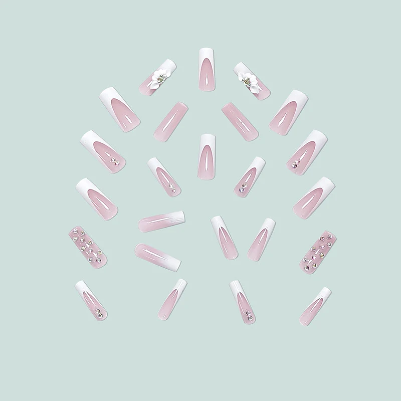Kunstvolle Stiletto-Nägel mit floralen Akzenten und Strass-Details Karnz