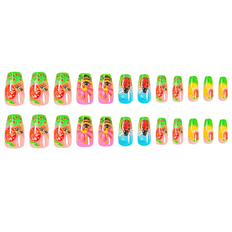 Kunstvolle Nail Art mit Insekten- und Blumenmotiven Karnz