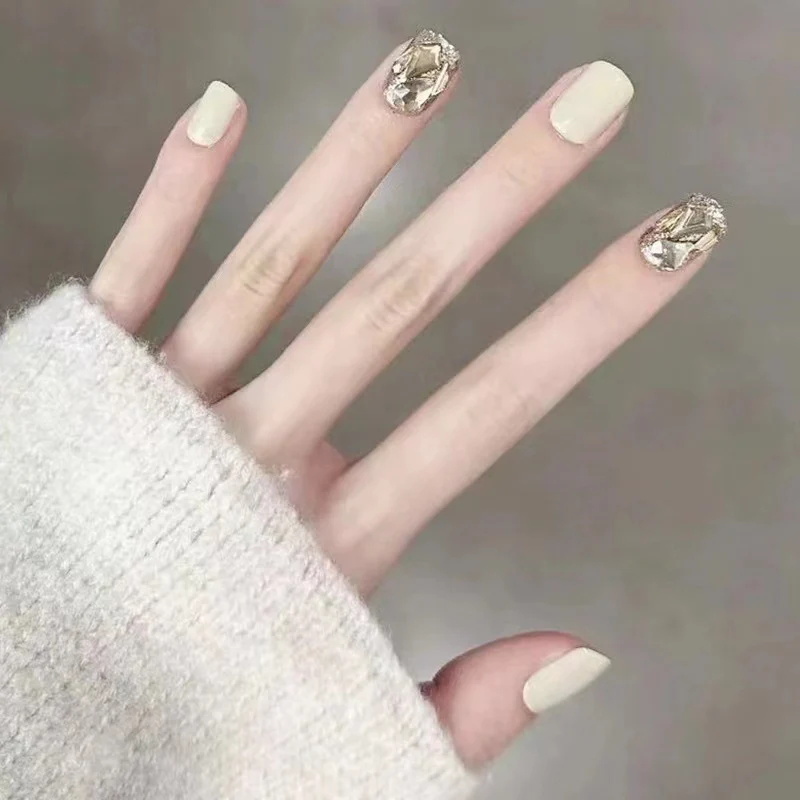 Kunstvolle Nail Art mit Glitzer-Akzenten Karnz