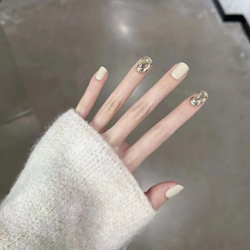 Kunstvolle Nail Art mit Glitzer-Akzenten Karnz