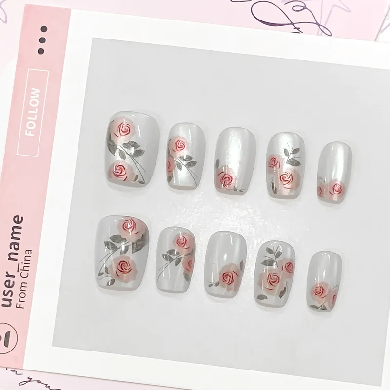 Kunstvolle Nagelverlängerungen mit Rosenmotiven Karnz