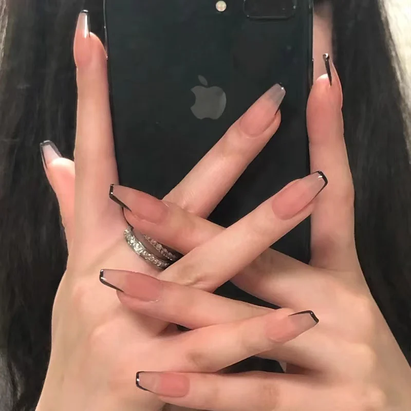 Kunstvolle Nagelverlängerungen mit eleganter French-Spitze Karnz