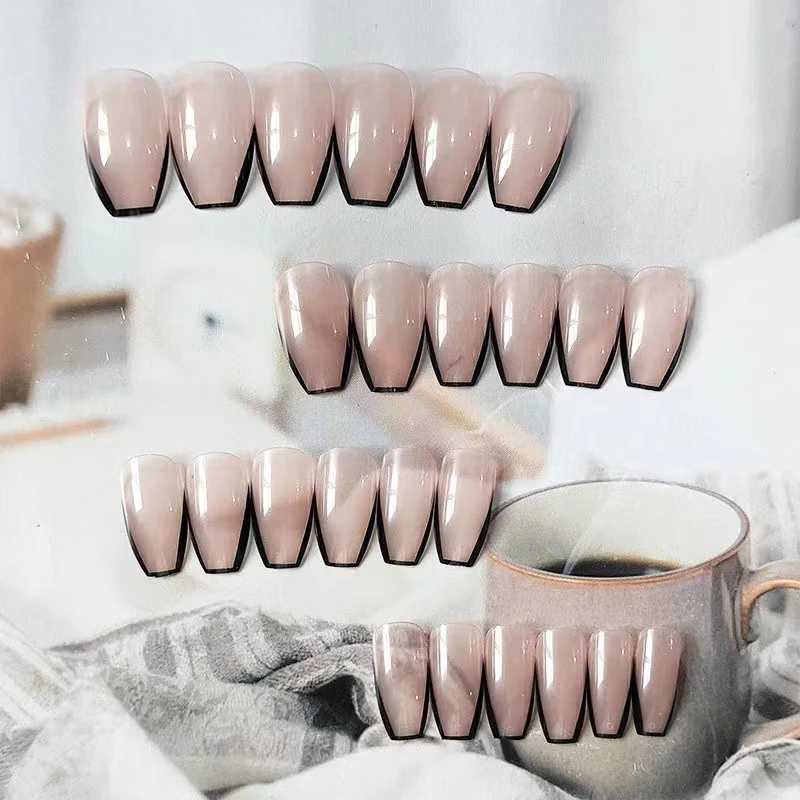 Kunstvolle Nagelverlängerungen mit eleganter French-Spitze Karnz