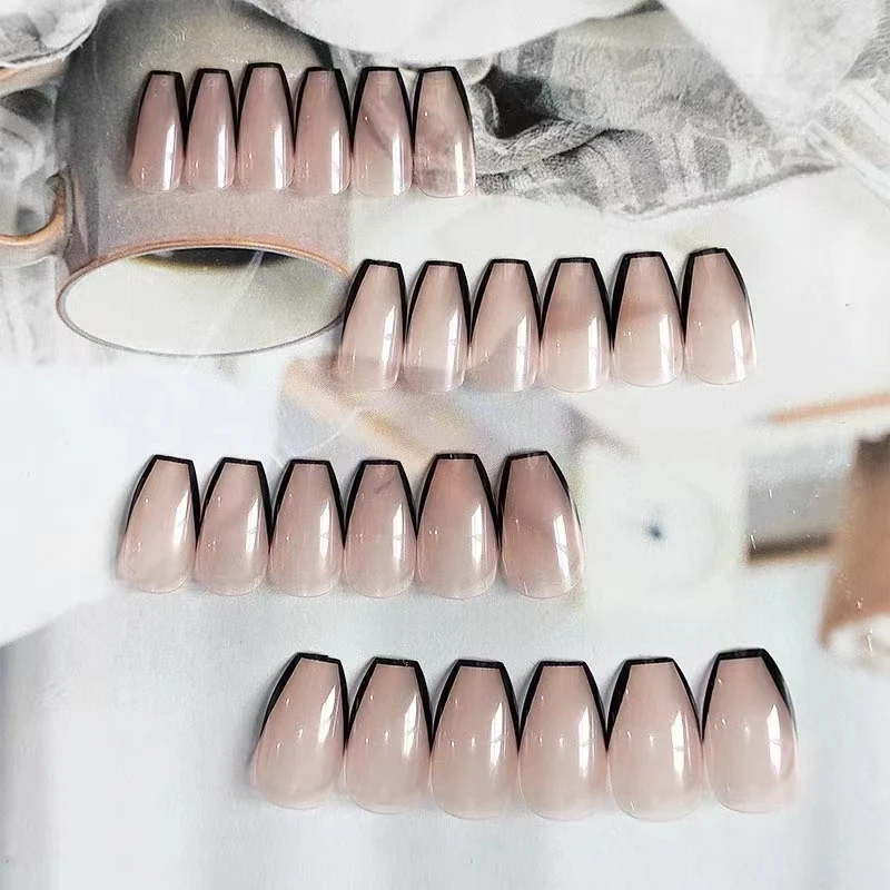 Kunstvolle Nagelverlängerungen mit eleganter French-Spitze Karnz