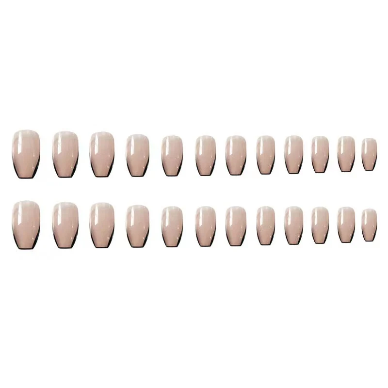 Kunstvolle Nagelverlängerungen mit eleganter French-Spitze Karnz