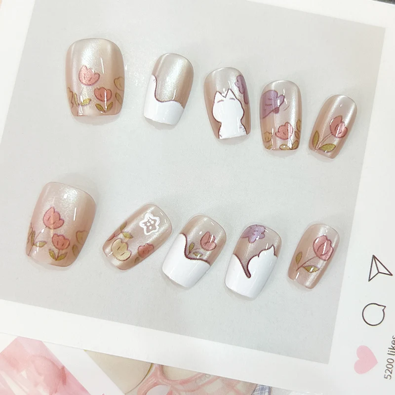 Kunstvolle Nagelspitzen mit floralen Motiven Karnz