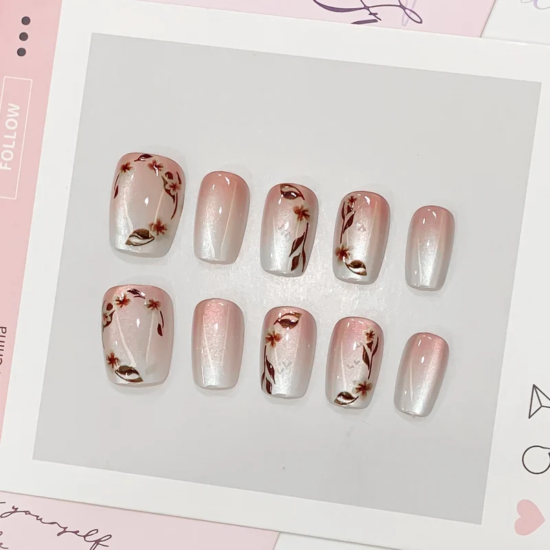 Kunstvolle Nagelspitzen mit floralen Akzenten Karnz
