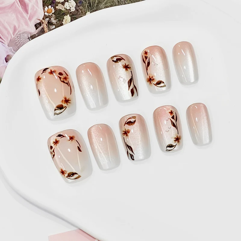 Kunstvolle Nagelspitzen mit floralen Akzenten Karnz