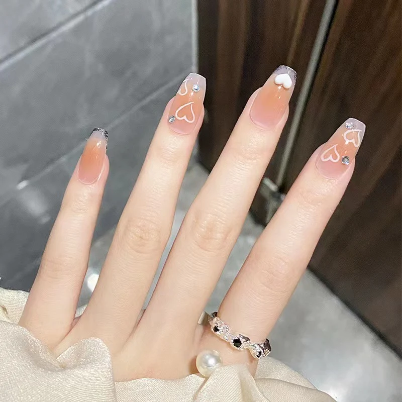 Kunstvolle Nagelspitzen im Herzdesign Karnz
