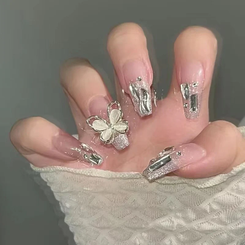 Kunstvolle Nagelsets mit floralen Akzenten Karnz