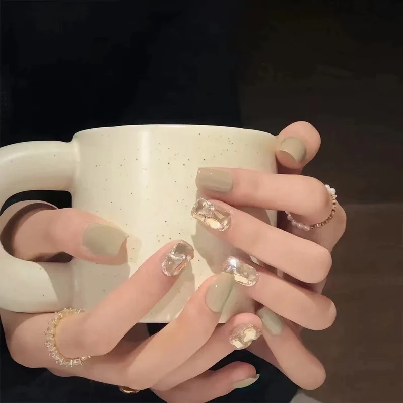 Kunstvolle Nagelsets mit floralen Akzenten Karnz