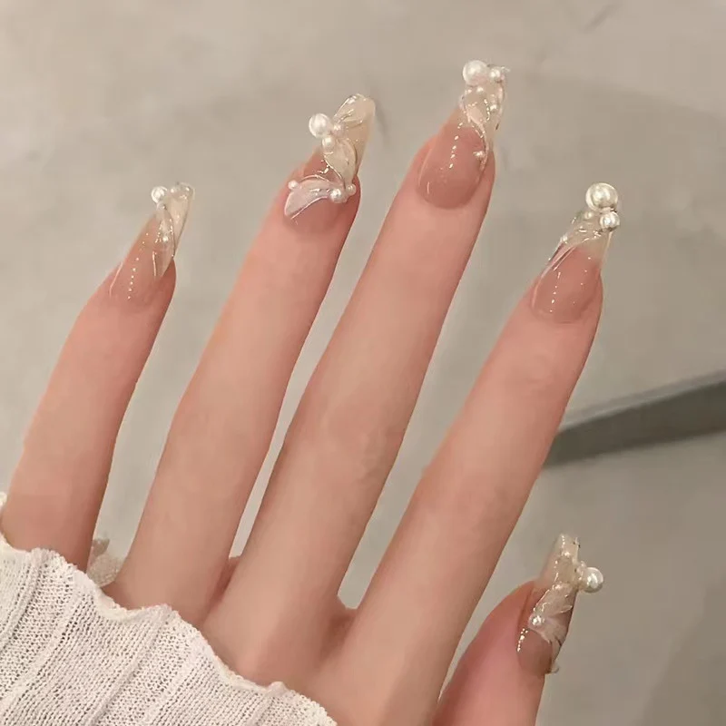 Kunstvolle Nagelsets mit floralen Akzenten Karnz