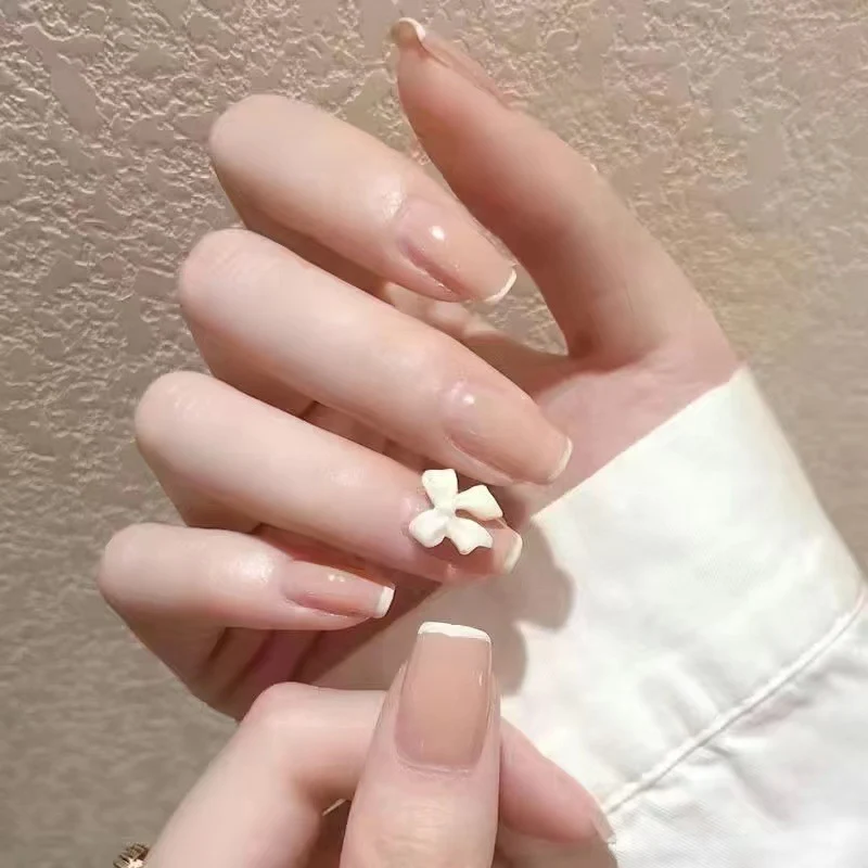 Kunstvolle Nagelsets mit floralen Akzenten Karnz