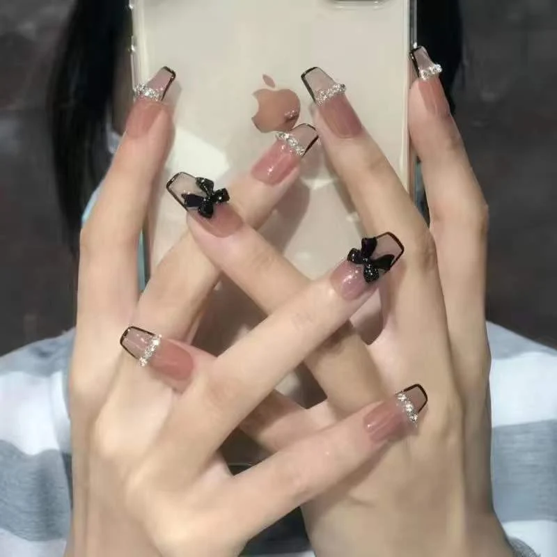 Kunstvolle Nagelsets mit floralen Akzenten Karnz