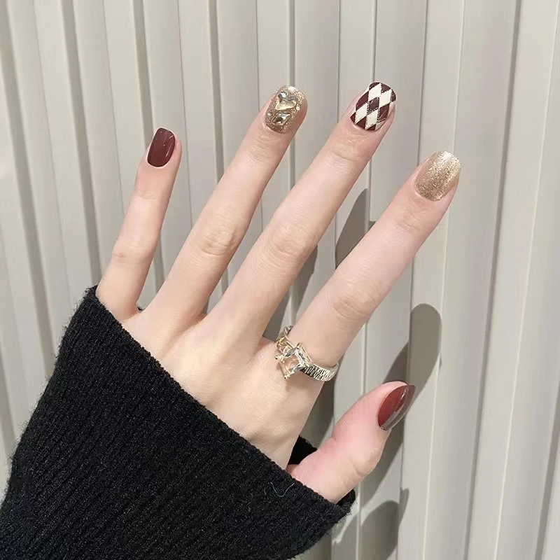 Kunstvolle Nagelsets mit floralen Akzenten Karnz
