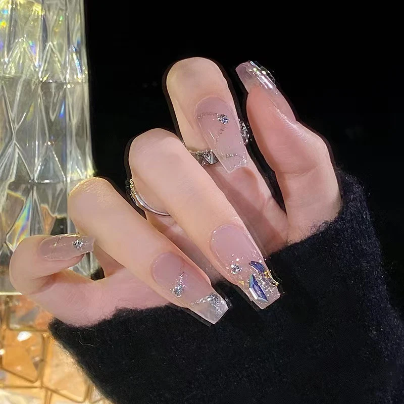 Kunstvolle Nagelsets mit floralen Akzenten Karnz