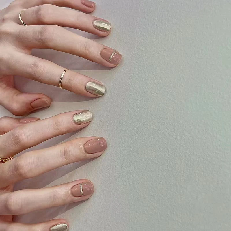 Kunstvolle Nagelsets mit floralen Akzenten Karnz