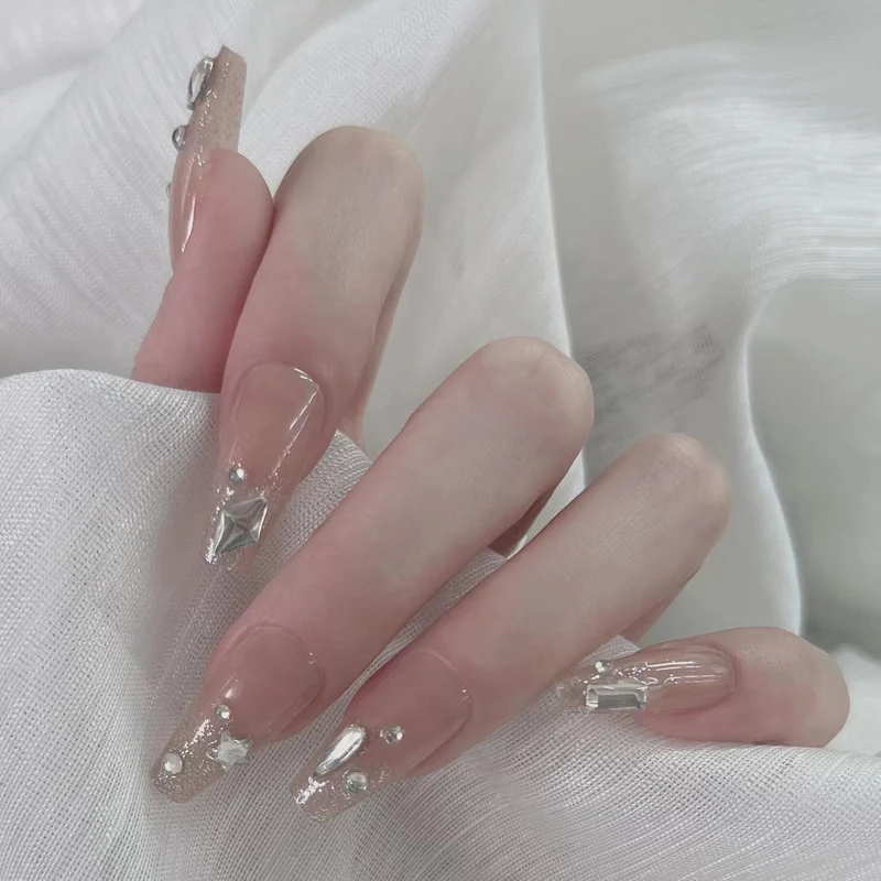 Kunstvolle Nagelsets mit floralen Akzenten Karnz