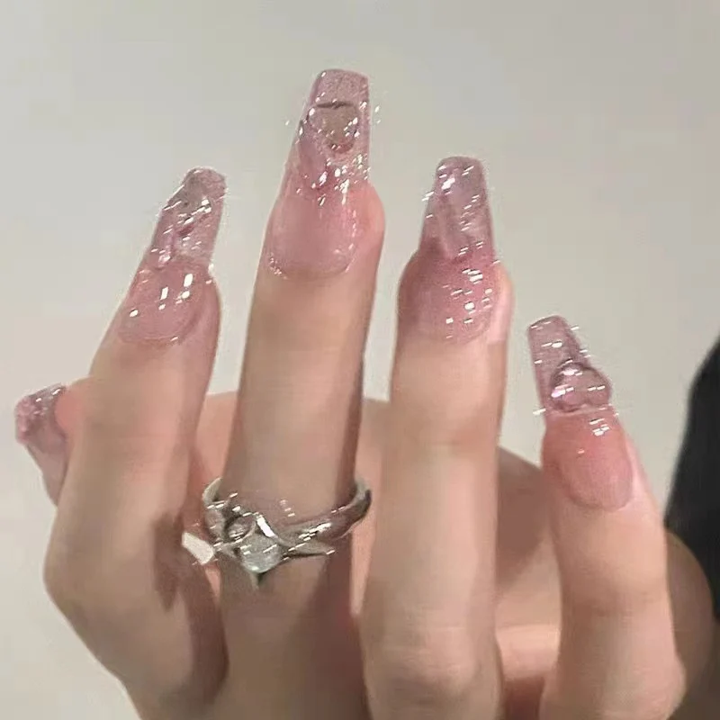 Kunstvolle Nagelsets mit floralen Akzenten Karnz