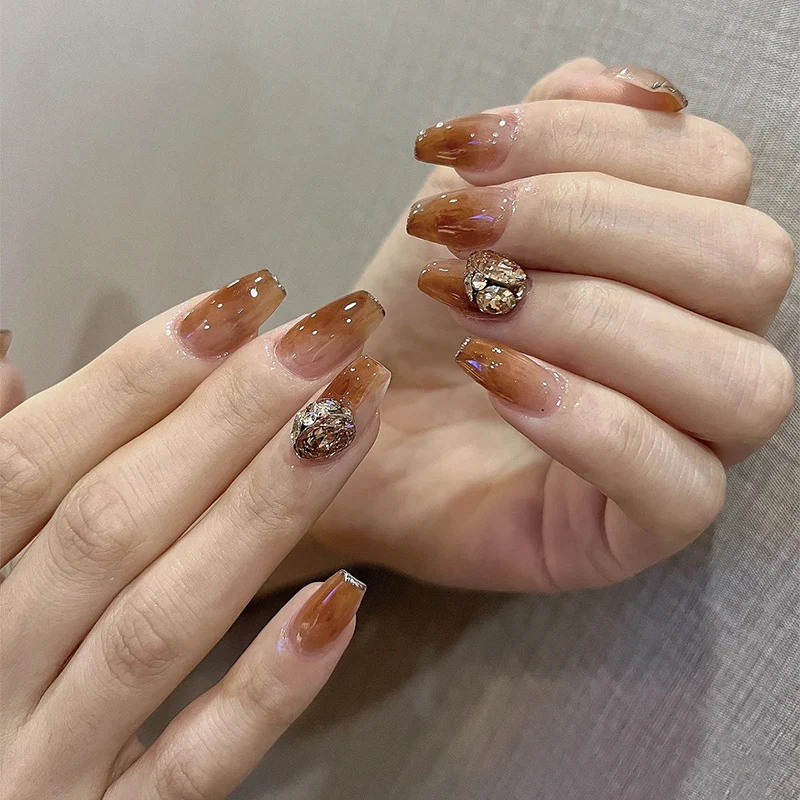 Kunstvolle Nagelsets mit floralen Akzenten Karnz