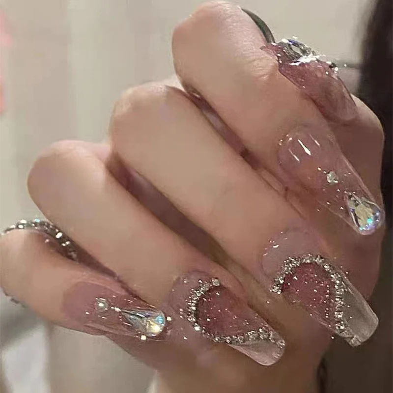 Kunstvolle Nagelsets mit floralen Akzenten Karnz