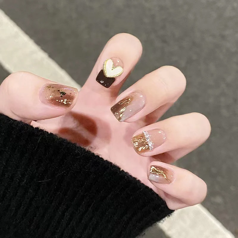 Kunstvolle Nagelsets mit floralen Akzenten Karnz