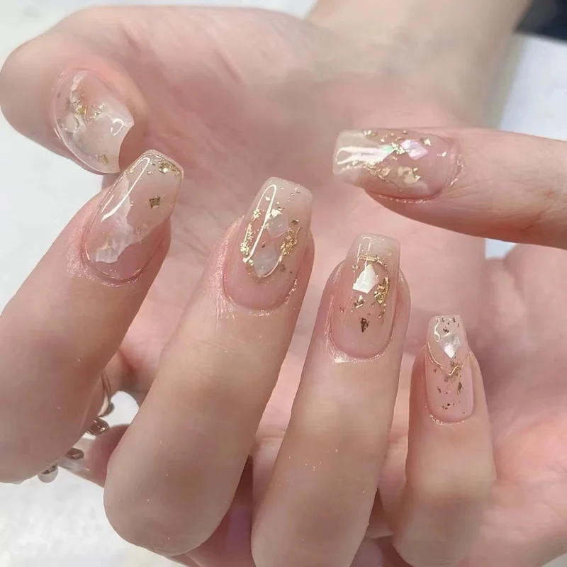 Kunstvolle Nagelsets mit floralen Akzenten Karnz
