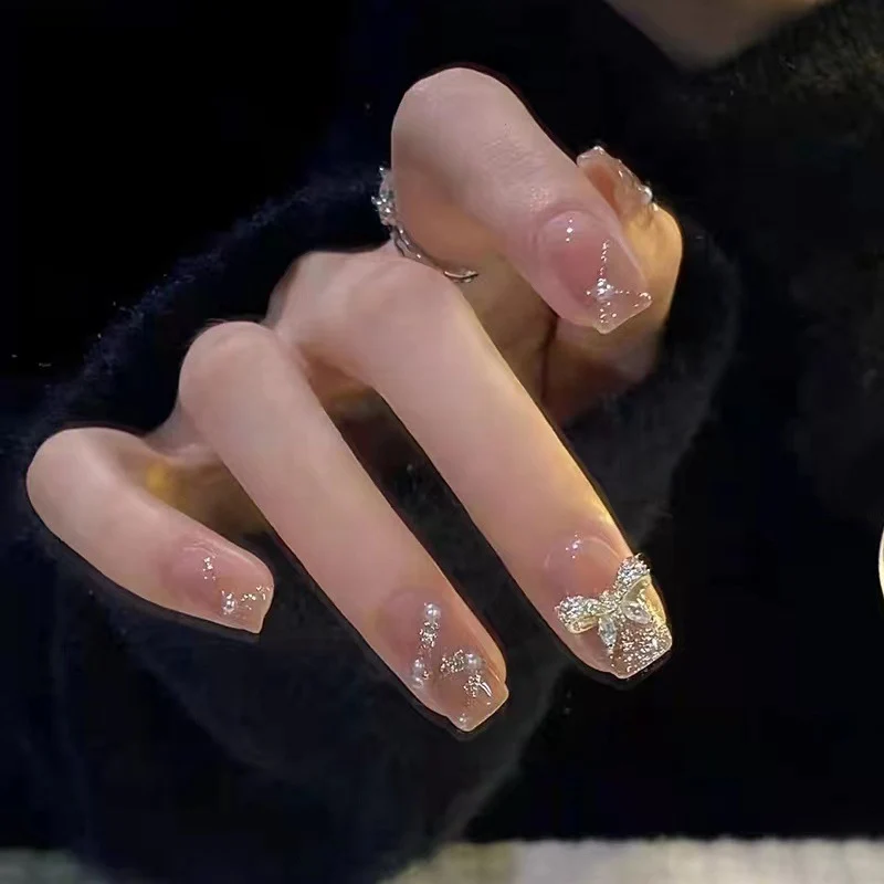 Kunstvolle Nagelsets mit floralen Akzenten Karnz
