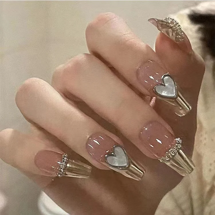 Kunstvolle Nagelsets mit floralen Akzenten Karnz