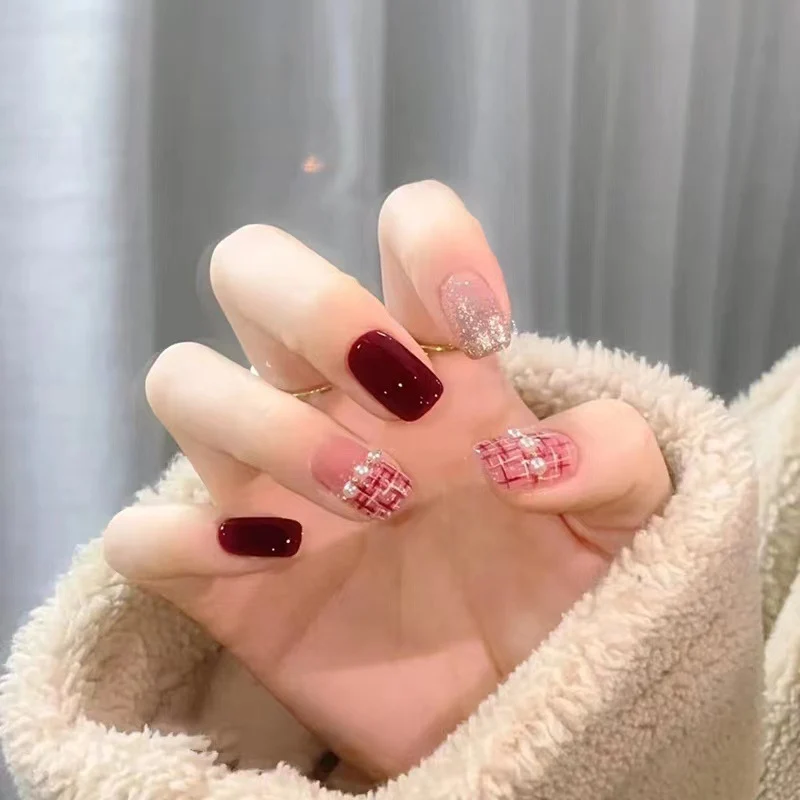 Kunstvolle Nagelsets mit floralen Akzenten Karnz