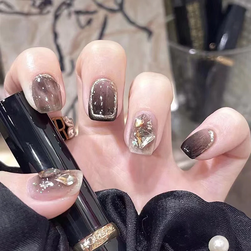 Kunstvolle Nagelsets mit floralen Akzenten Karnz