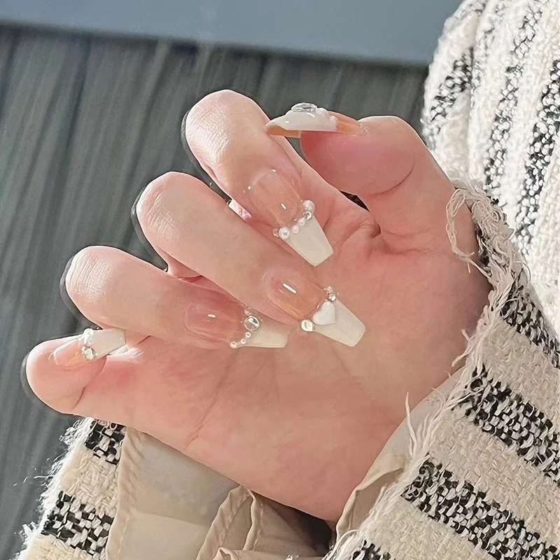 Kunstvolle Nagelsets mit floralen Akzenten Karnz