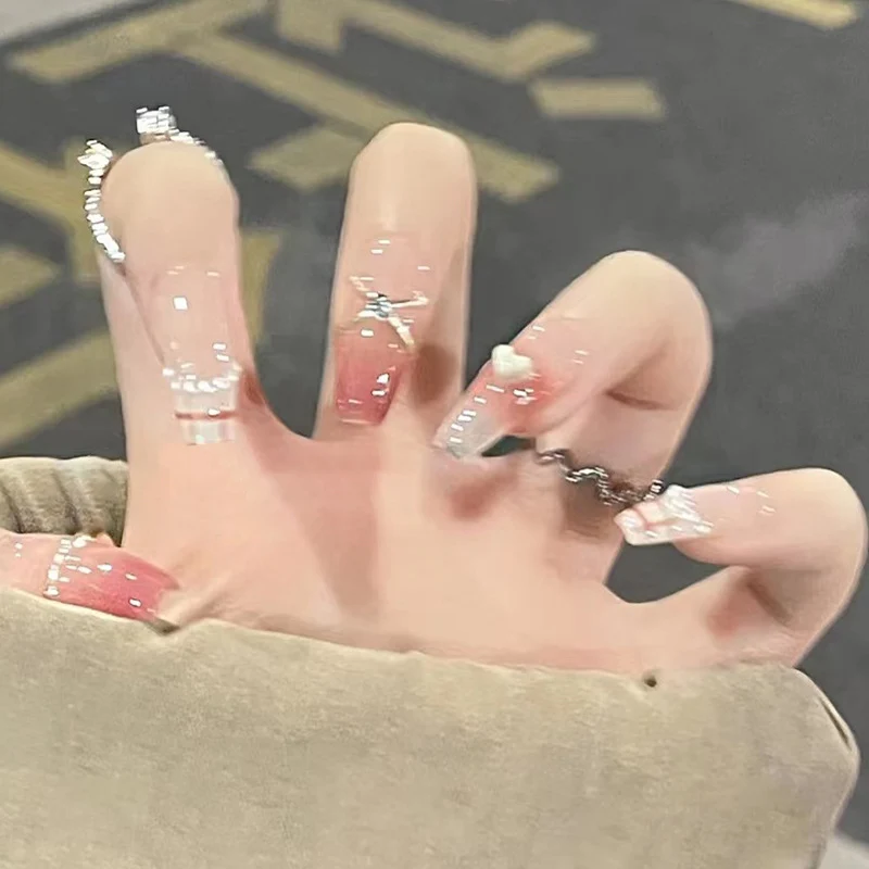 Kunstvolle Nagelsets mit floralen Akzenten Karnz