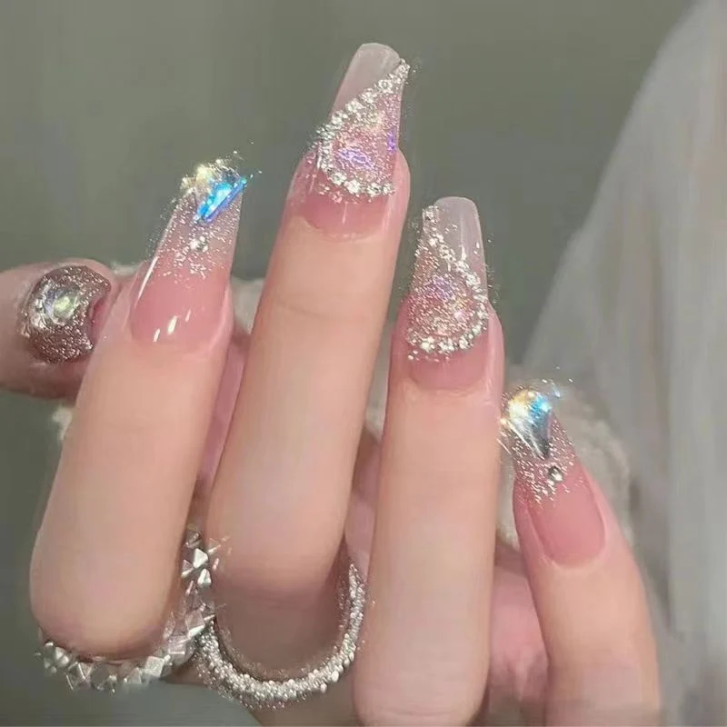 Kunstvolle Nagelsets mit floralen Akzenten Karnz