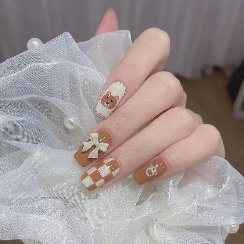 Kunstvolle Nagelmodellage Karnz
