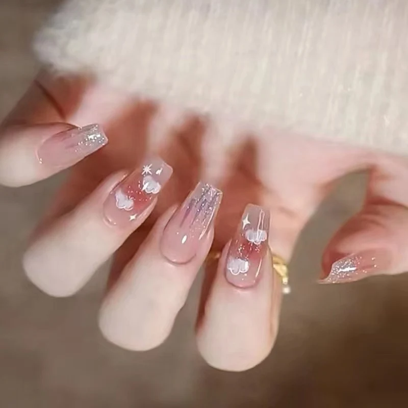 Kunstvolle Nagelkunst mit Wolken-Design Karnz
